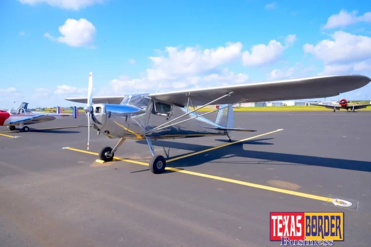 Detienen a migrantes en aeropuerto de Texas