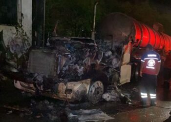 Se incendia tráiler afuera de la Fiscalía General de la República