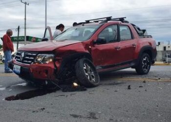 Cuatro lesionados en aparatosos choque carretero
