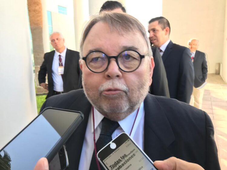 Ajuste en compensaciones beneficiará a burócratas que menos ganan