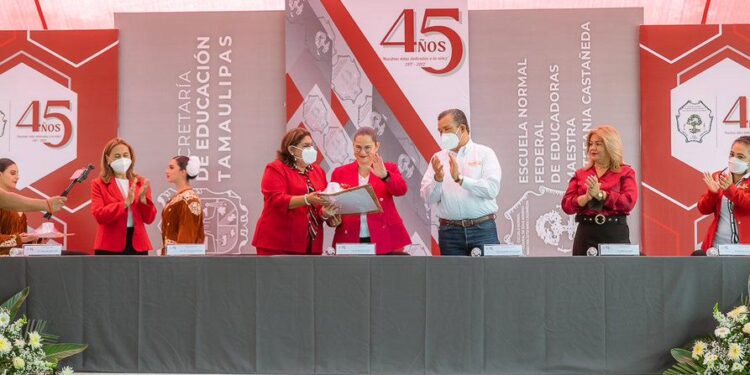 Festejan 45 aniversario de la Normal Federal de Educadoras “Estefanía Castañeda”