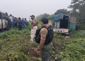 Vuelca camión con más de 100 migrantes en Veracruz tras evadir retén