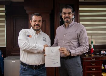 Rector entrega nombramiento al nuevo director del CINOTAM-UAT