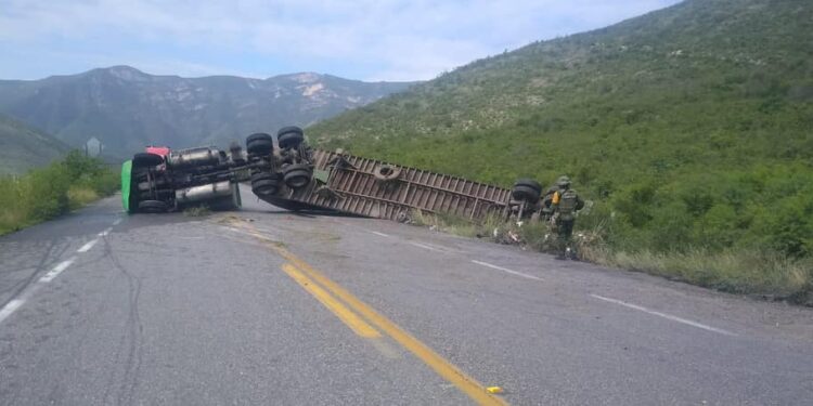 Vuelca tráiler y obstruye paso en la carretera a Victoria-Tula-SLP