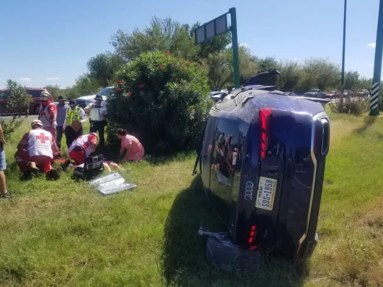 Muere menor al volcar automóvil