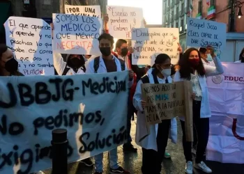 Piden salones estudiantes de Universidad para el Bienestar afuera de Palacio