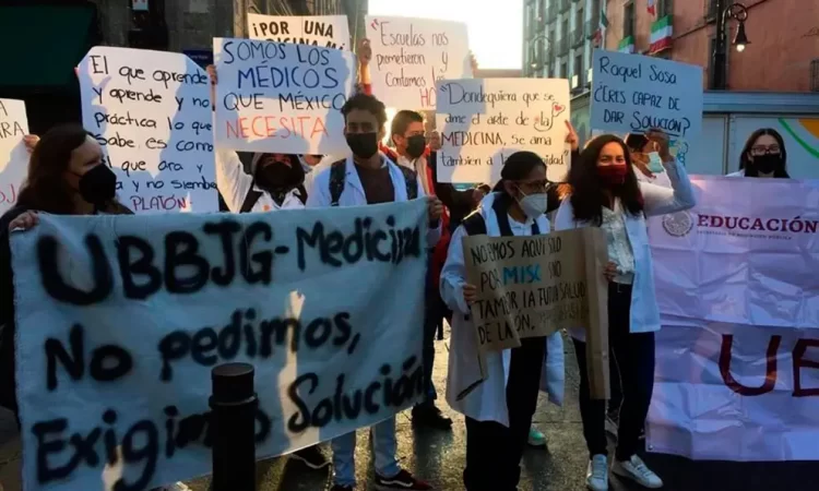 Piden salones estudiantes de Universidad para el Bienestar afuera de Palacio