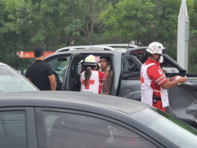 Dos heridos en choque de camionetas