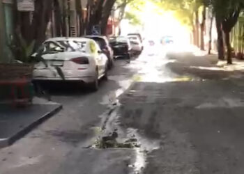 Urgen a COMAPA reparar ruptura de drenaje en calles 15 y 16 Zaragoza