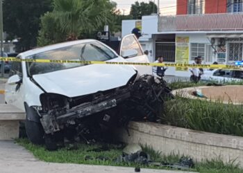 Muere al chocar contra fuente