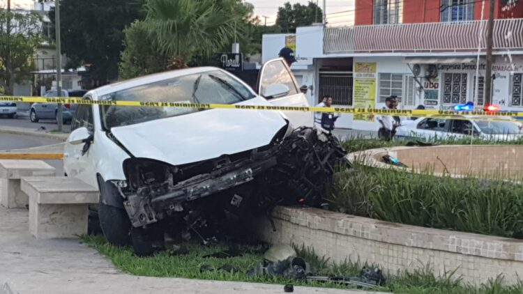 Muere al chocar contra fuente