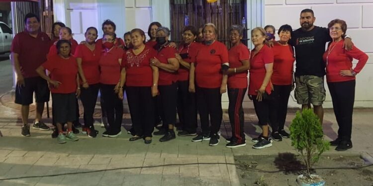 Se muestran adultos mayores en paseo familiar “17 Te quiero más”