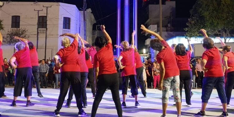 Se muestran adultos mayores en paseo familiar “17 Te quiero más”