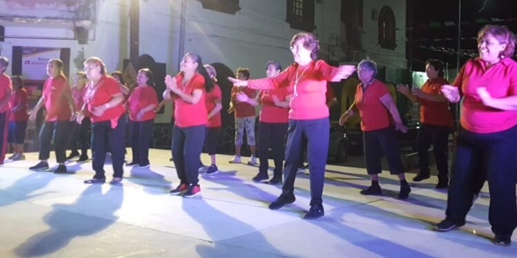 Se muestran adultos mayores en paseo familiar “17 Te quiero más”