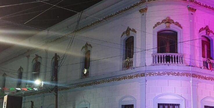 Se muestran adultos mayores en paseo familiar “17 Te quiero más”