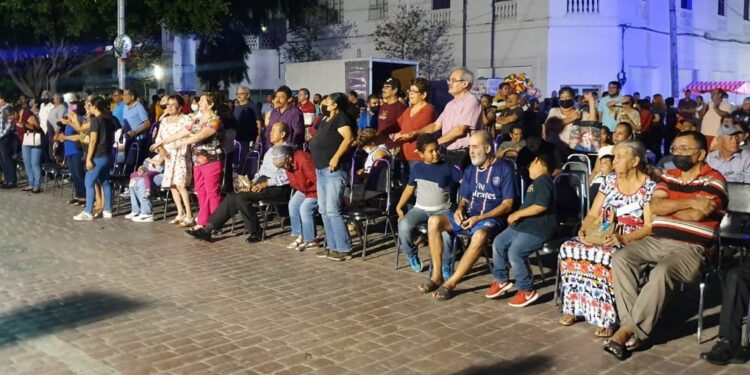 Se muestran adultos mayores en paseo familiar “17 Te quiero más”