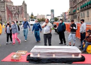 Protestan con ataúd frente a Palacio Nacional