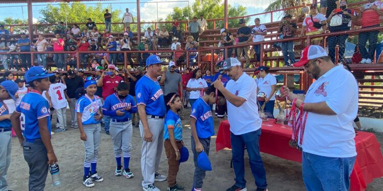 Celebra en grande Academia Cardenales