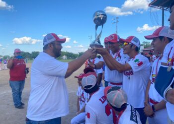 Celebra en grande Academia Cardenales