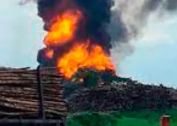 Explota ducto en Tabasco y evacuan a más de 100 personas