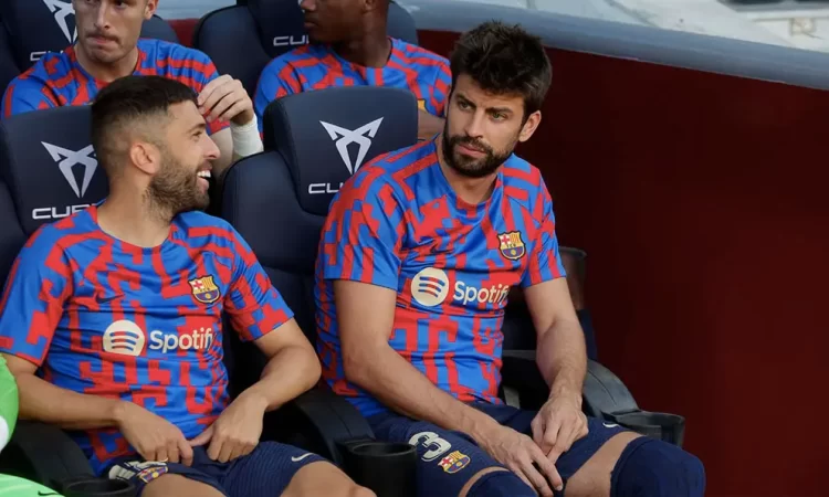 Xavi medita el mandar a Piqué a la banca para el clásico del Bernabéu