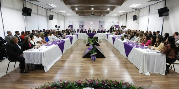 Se reúne María de Villarreal con Presidentas y directores de 43 DIF municipales