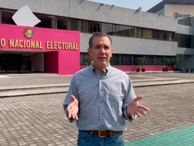 Llama Lorenzo Córdova a fortalecer la democracia