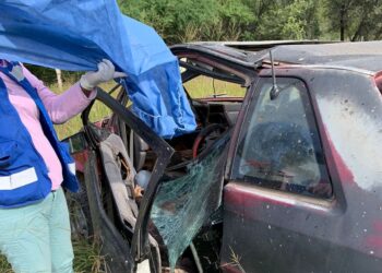 Muere Raymundo al estrellar auto en una alcantarilla