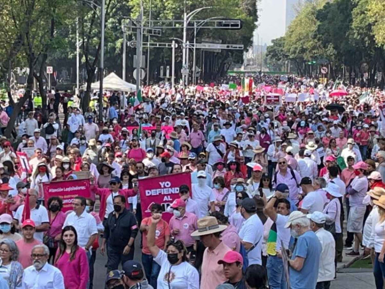 José Woldenberg insta durante marcha a decir ‘no a la destrucción del INE’