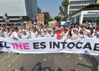 El PRI participa en la marcha nacional en la defensa del INE