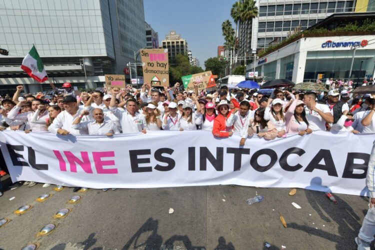 El PRI participa en la marcha nacional en la defensa del INE