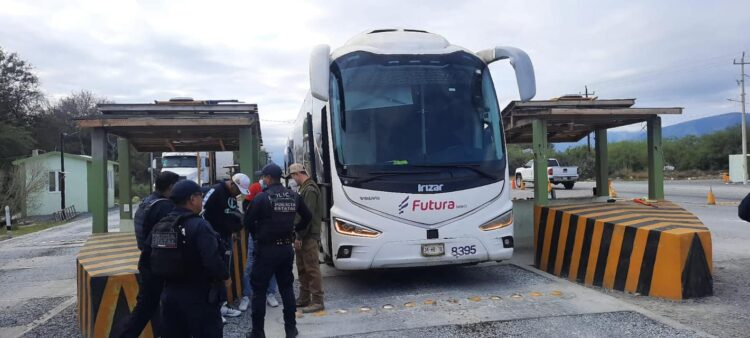 Detienen a indocumentados en autobús en Tula