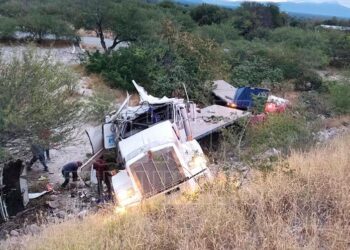Vuelca trailer con rollos de acero en ruta Victoria-SLP