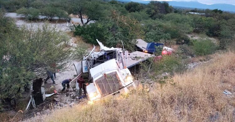 Vuelca trailer con rollos de acero en ruta Victoria-SLP