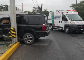 Madre e hija se lesionan al chocar con poste