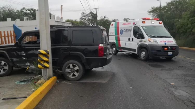 Madre e hija se lesionan al chocar con poste