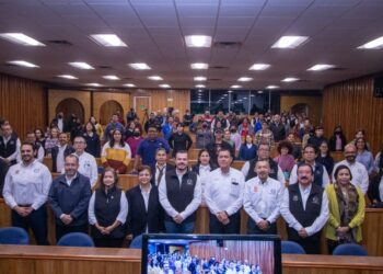 Entrega rector becas a estudiantes hijos de docentes de la UAT