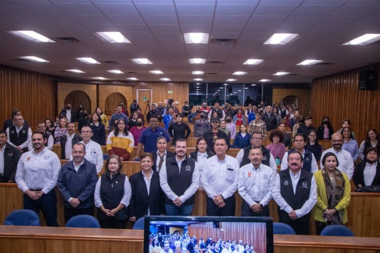 Entrega rector becas a estudiantes hijos de docentes de la UAT