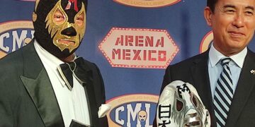 Mil Máscaras fue condecorado con la Orden del Sol Naciente, Rayos Oro y Plata por parte del Gobierno de Japón