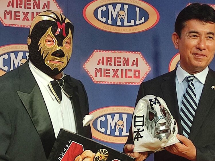 Mil Máscaras fue condecorado con la Orden del Sol Naciente, Rayos Oro y Plata por parte del Gobierno de Japón