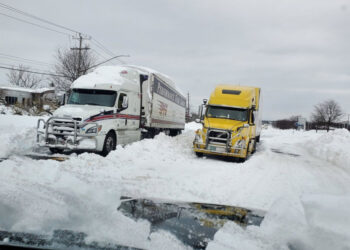 Fuertes nevadas en Nueva York dejan muertos y embotellamientos en carreteras