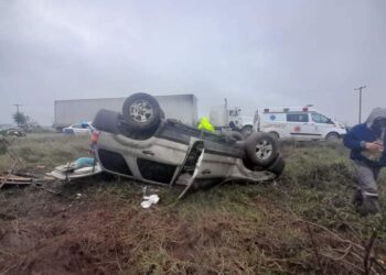 Cuatro heridos al volcar camioneta en San Fernando