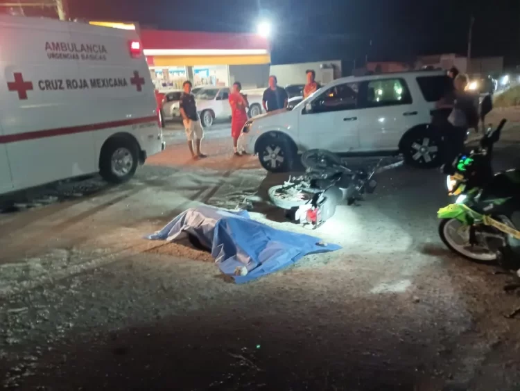 Muere motociclista al chocar con camioneta