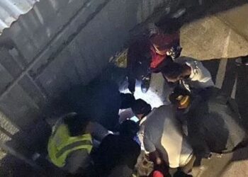 Caen dos mujeres en coladera abierta de Iztacalco