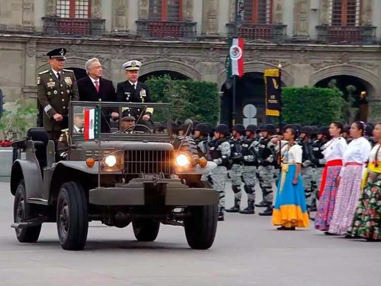 López Obrador encabeza el desfile por la Revolución Mexicana