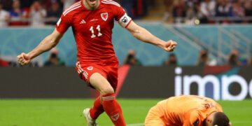 Gareth Bale salva a Gales de caer ante EU en su regreso al Mundial
