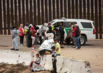 Texas usará vehículos blindados para evitar que migrantes crucen la frontera