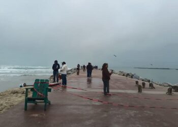 Retiran a 50 personas del mar en Madero con ayuda de la Guardia Estatal.