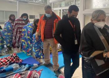 Llevan colchonetas, cobertores y apoyo médico a migrantes en Reynosa