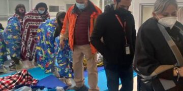 Llevan colchonetas, cobertores y apoyo médico a migrantes en Reynosa